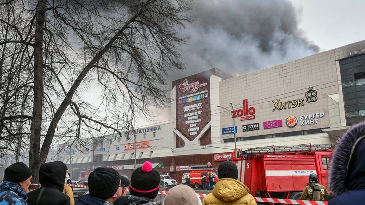 Близки на загиналите при пожара в търговския център Зимна вишна