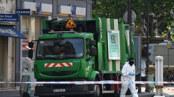 Двама боклукчии бяха арестувани днес сутринта в центъра на Париж,