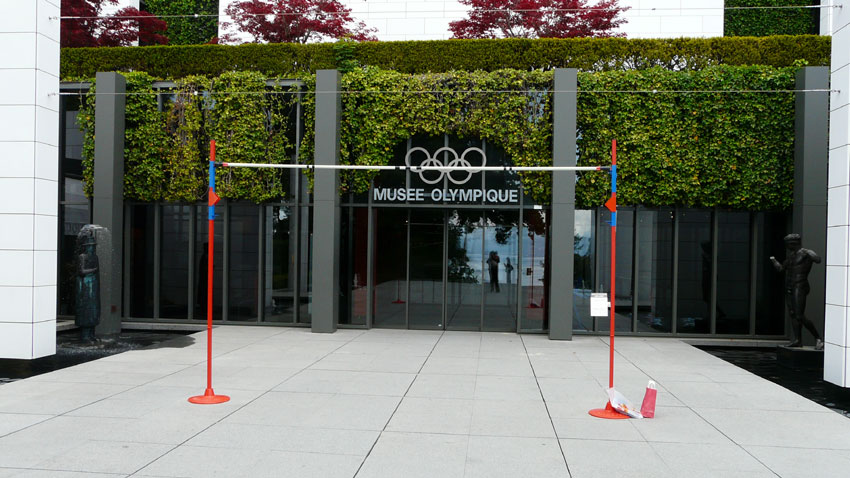 В Музея на Олимпийското движение в Лозана се влиза под летвата на Стефка Костадинова (снимка: Магдалена Гигова)