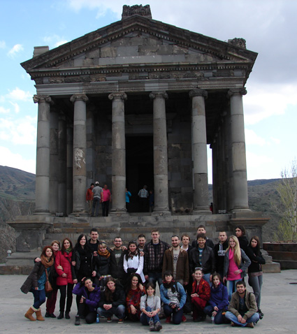 Участниците в проекта The pre-christian cultural heritage пред римски храм от I-II в. в Гарни, Армения.