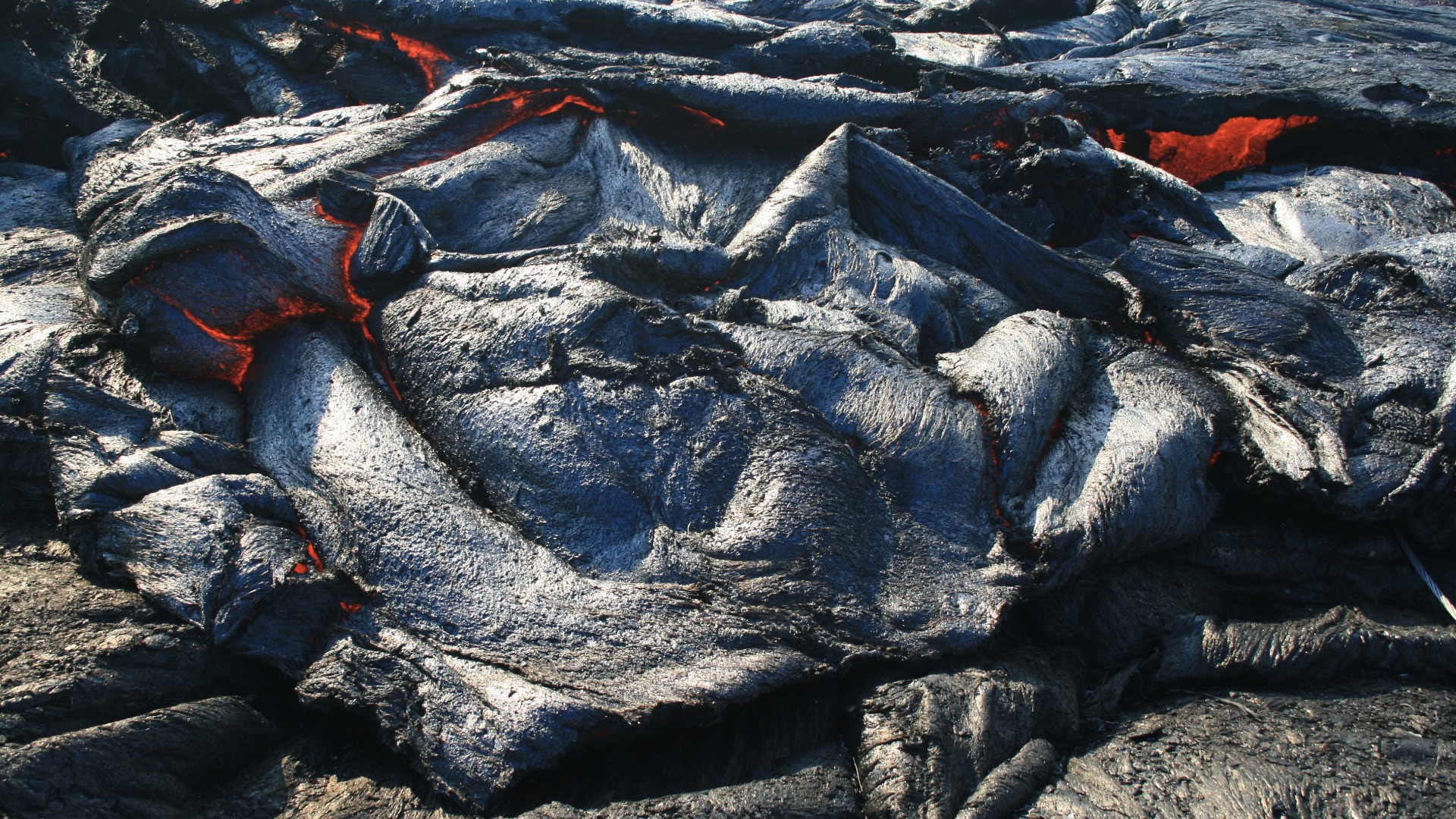 Лава от вулкана Килауеа който е активен повече от два