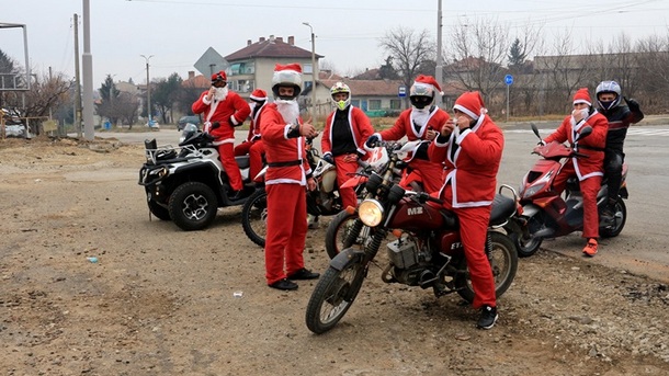 В Плевен, близо 500  мотоциклетисти, облечени като Дядо Коледа, преминаха