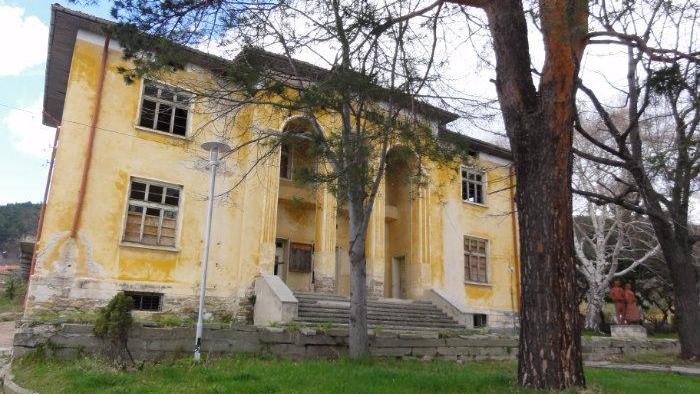 Красивата читалищна сграда в град Шипка съществува от 1861 година