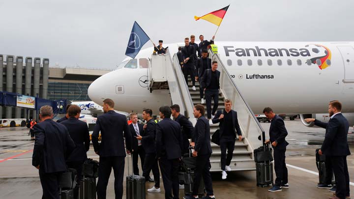 Футболистите и треньорският щаб на националния отбор на Германия който