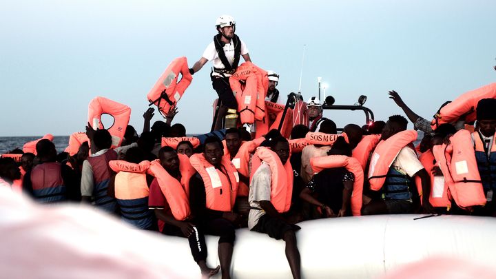 Испания обяви днес, че приема кораб с 629 мигранти в