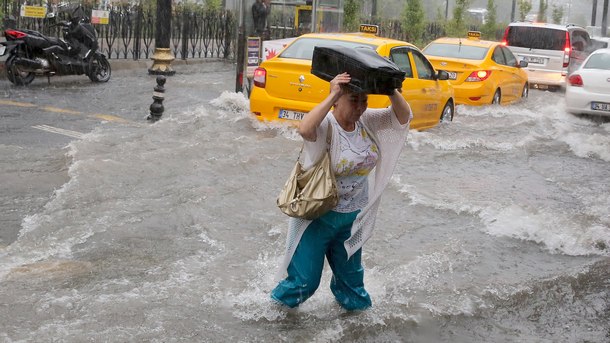 Проливен дъжд се изсипа над Истанбул Дъждът беше предизвикан от