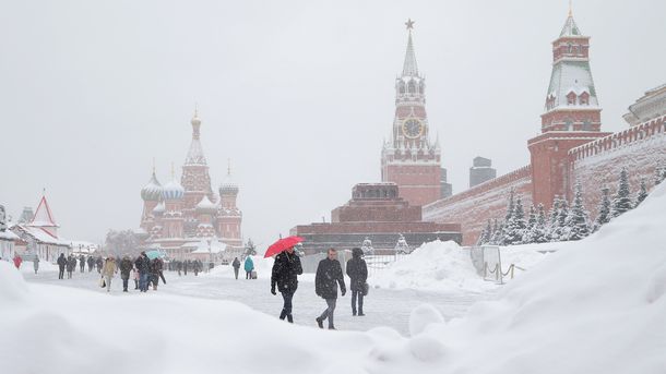 Рекорден снеговалеж в Москва над 2000 дървета са повалени
