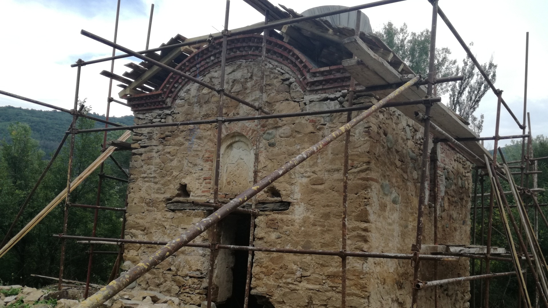 Майстори възстановяват храма Св. Атанасий Летни, построен още през 16-ти