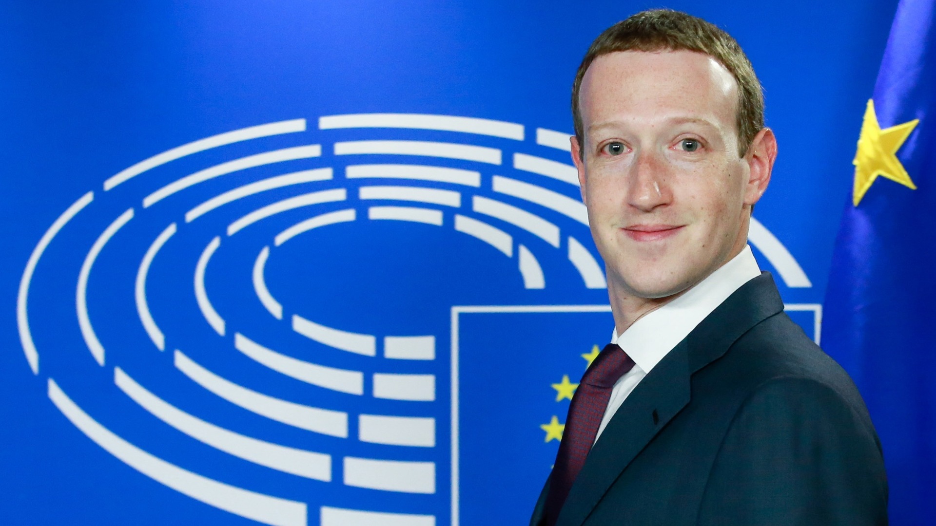Основателят на Фейсбук Марк Зукърбърг поднесе извинения в Европарламента във
