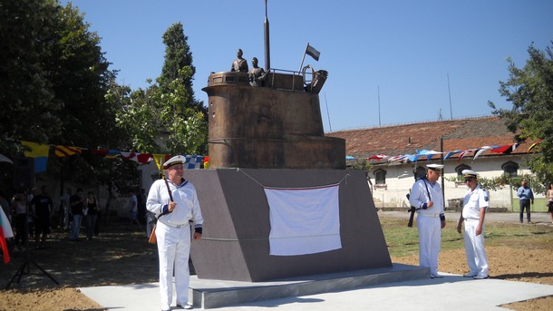 Паметник на подводничаря беше официално открит във военноморската база във