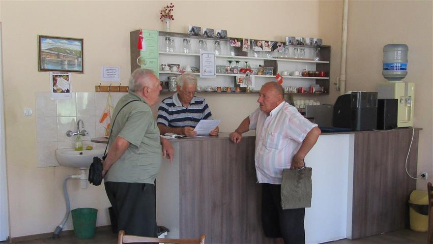 В Клуба на пенсионера в Ново село през лятото, Снимка: Ваня Минева