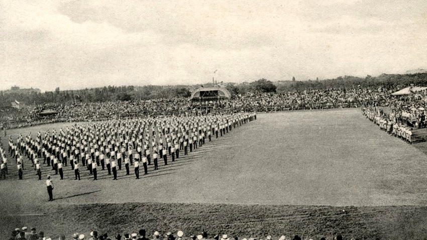 Гимнастичари удружења „Јунак” изводе вежбе на Свесловенском сабору, 1910.