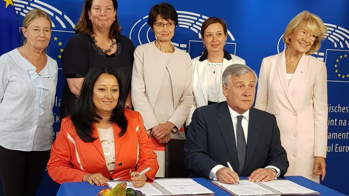 Министър Лиляна Павлова и председателят на Европарламента Антонио Таяни подписаха
