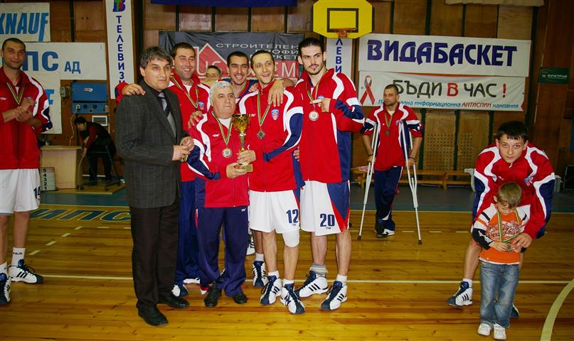 Николай Колев-Шаци с момчетата, носители на бронза в сезон 2009-2010, Снимка: Росен Ракаджиев