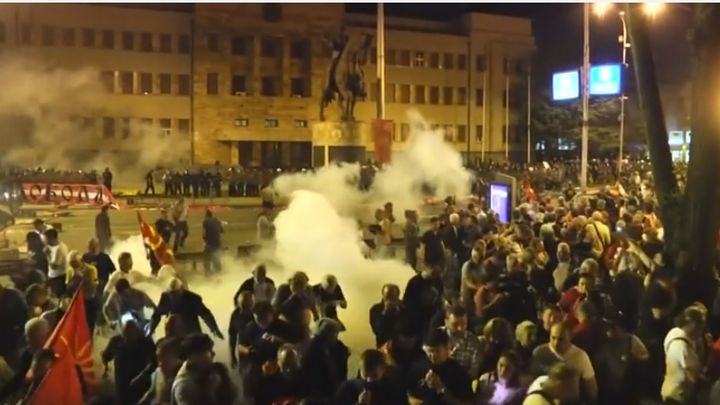 Полицията използва късно в неделя сълзотворен газ срещу демонстранти в Скопие, опитващи се да нахлуят в парламента по време на протеста срещу договора с Гърция за новото име на Македония.