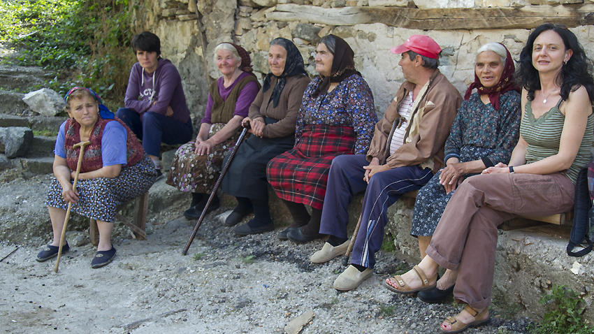 Doc. dr. Vihra Baeva (djathtas) gjatë kohës së hulumtimeve shkencore në fshatin Pirin. Foto: Vlladimir Maçokov