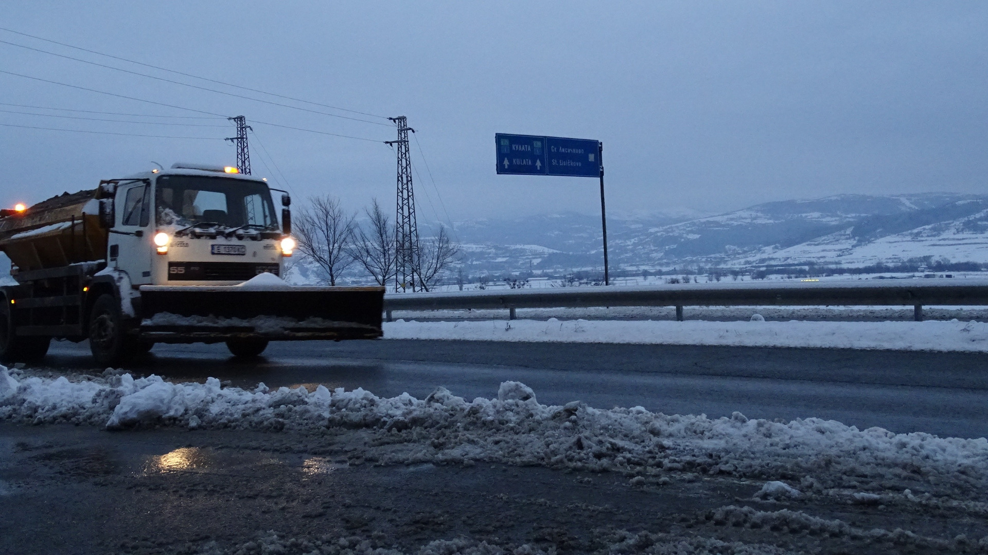 Аварирал камион е затворил транзитния път Рудозем Смилян
