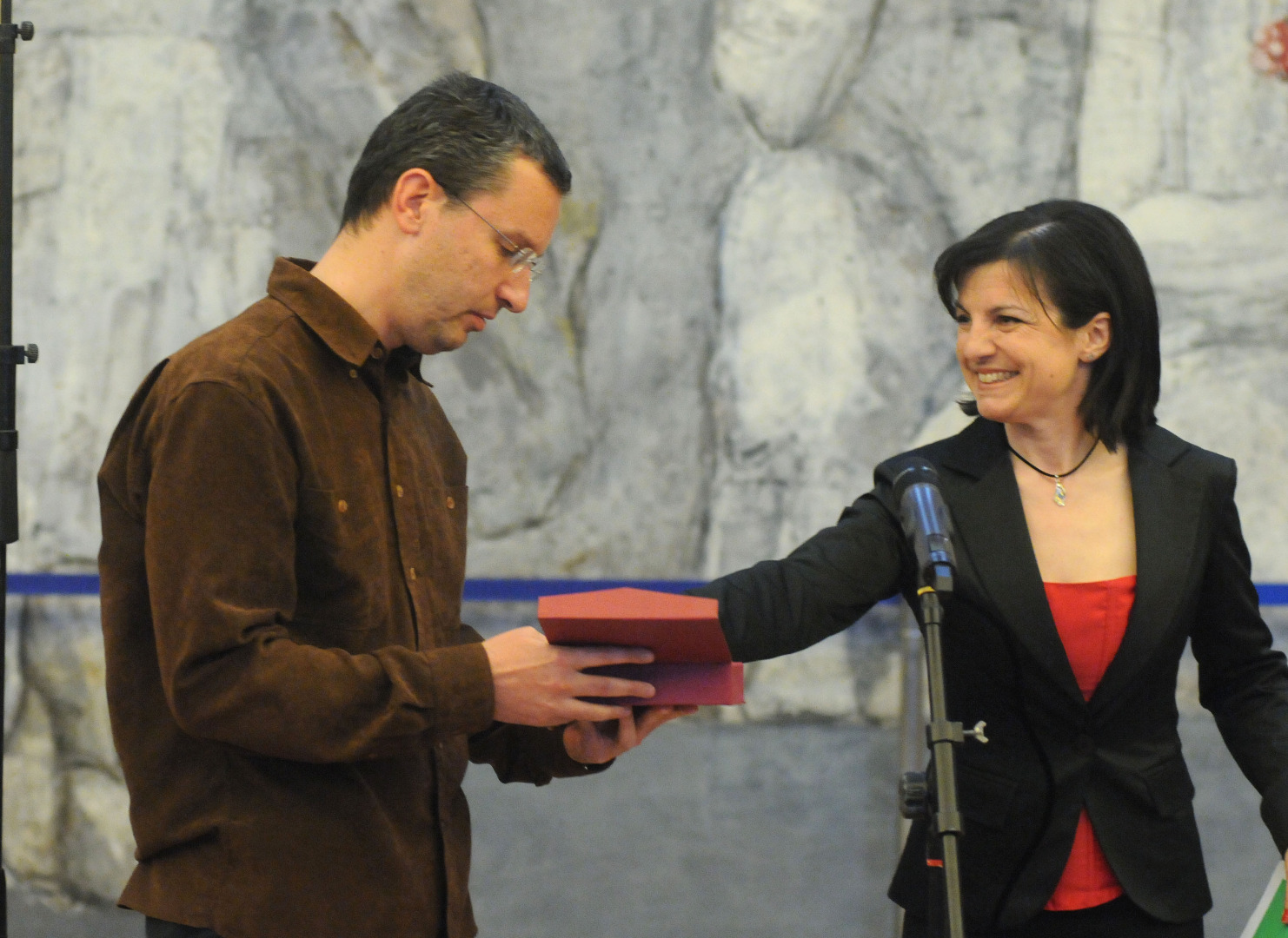 Томислав Вичев приема наградата за цялостно творчество на проф. Венета Вичева