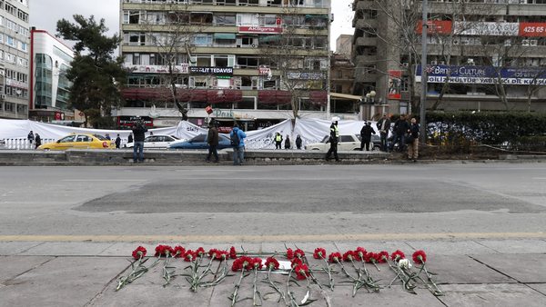 Цветя в памет на жертвите на мястото на Атентата в Анкара, извършен на 13 март