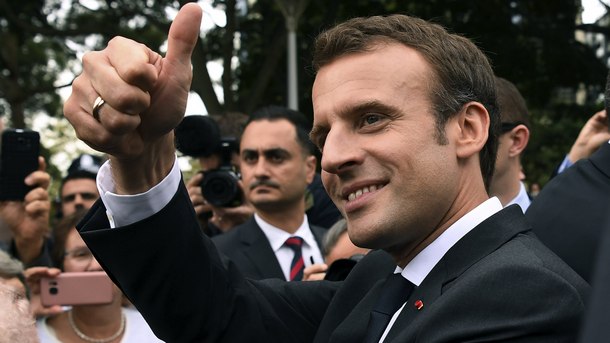 Френският президент Еманюел Макрон посрещна първата годишнина от изборната си