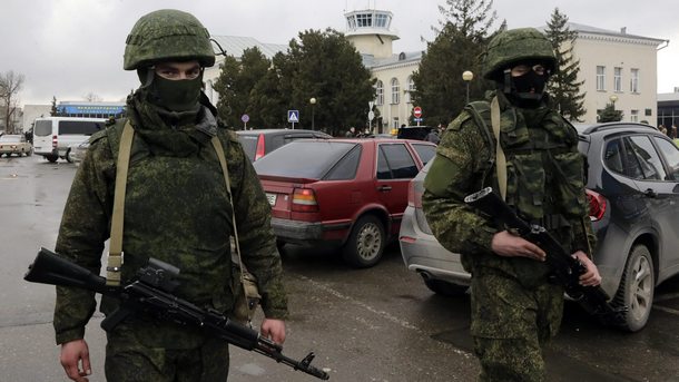 Мъже във военни униформи патрулират в столицата на Крим Симферопол