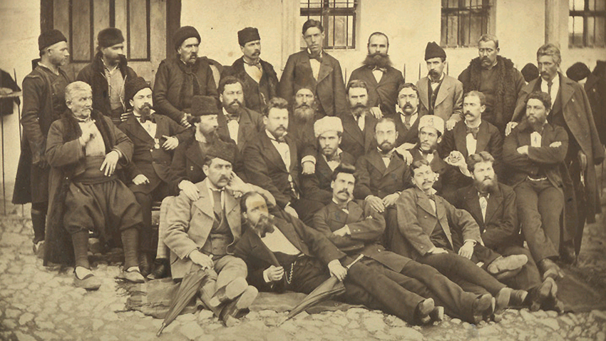 Delegaten an der Gründungsversammlung aus Thrakien und Mazedonien. Stambolow ist in der Mitte, mit weißer Pelzmütze.
