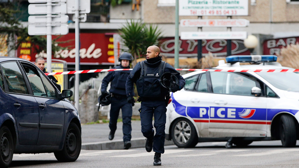 Мъж е нападнал с нож хора в парижкото предградие Трап