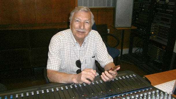 Звукорежисьорът на радиопиесата „Ян Бибиян“ – Асен Саев във Второ студио на БНР (съвременна снимка)