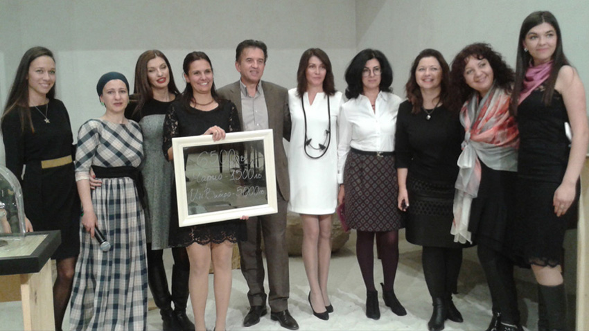 The artist together with the organizers from I Want a Baby Foundation