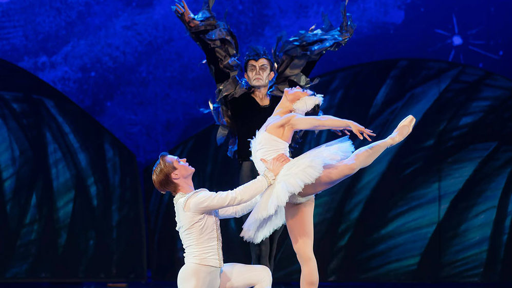 Лебедово езеро   по П И Чайковски една от най известните балетни приказки оживява
