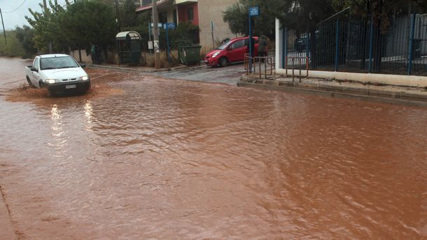Проливните дъждове в части на Гърция предизвикаха наводнения и порои