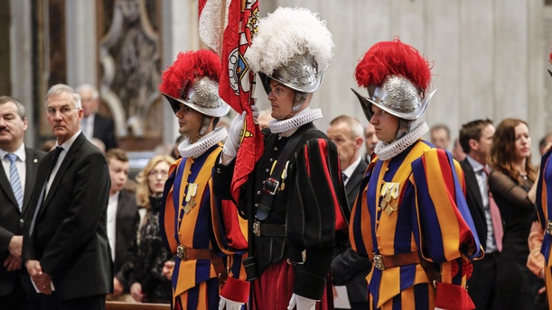 Най малката армия в света ватиканската Швейцарска гвардия освен с нови