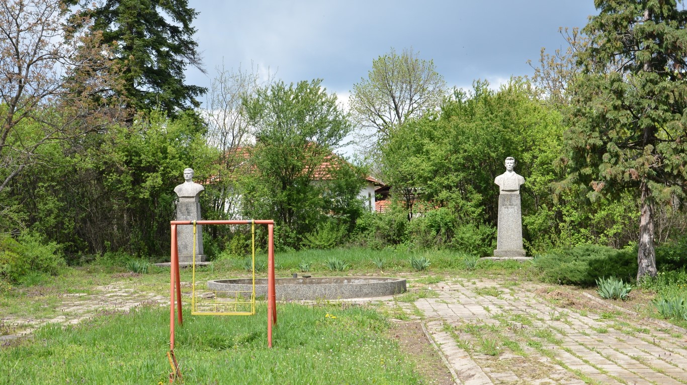Почистената от храсталаци площадка с паметниците на партизаните от село Шипот