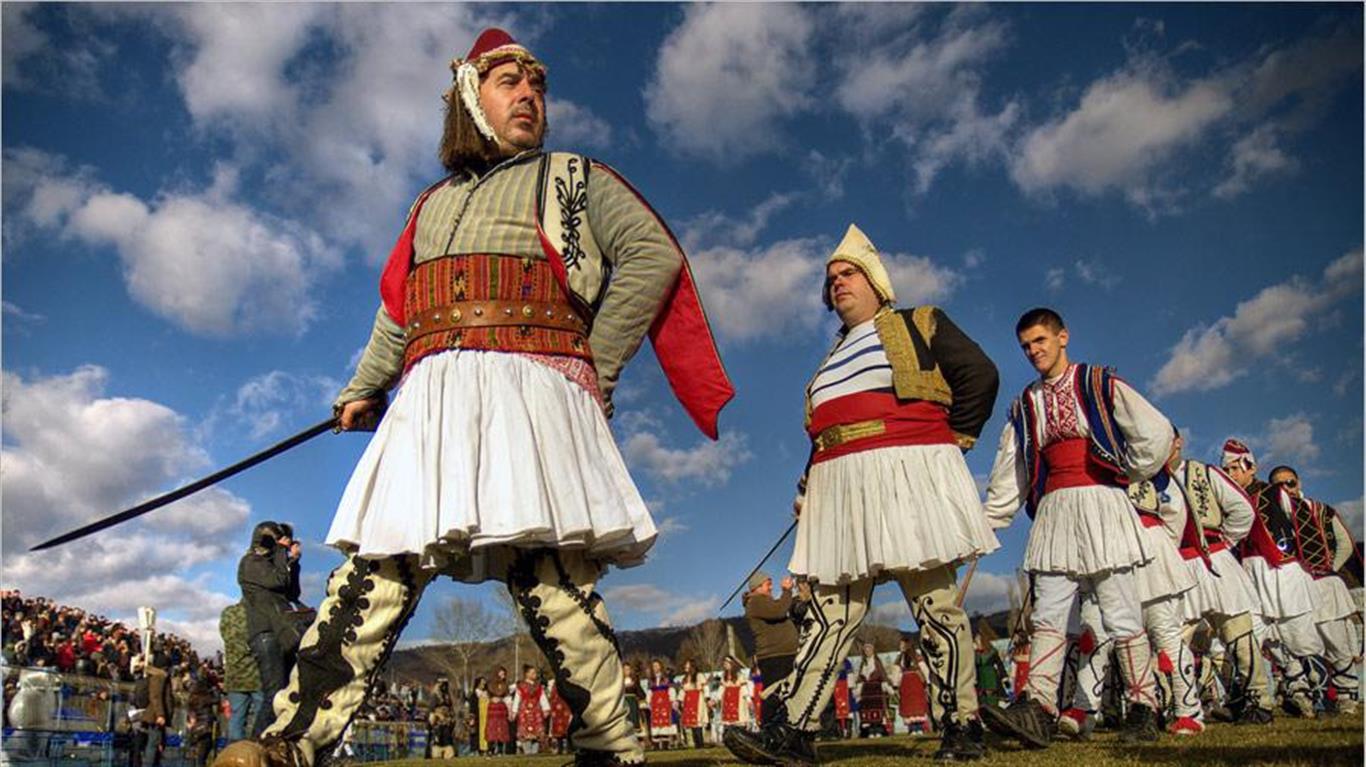 Русалийска дружина, предвождана от ватафин – съвременна възстановка на обичая от самодеен състав от Северна България