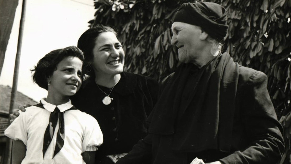 Певицата Магда Пушкарова (в средата) с най-малката участничка на събора Станка Стоянова и най-възрастната Урга Пешева (90 г.). Архив: Лазар Налбантов