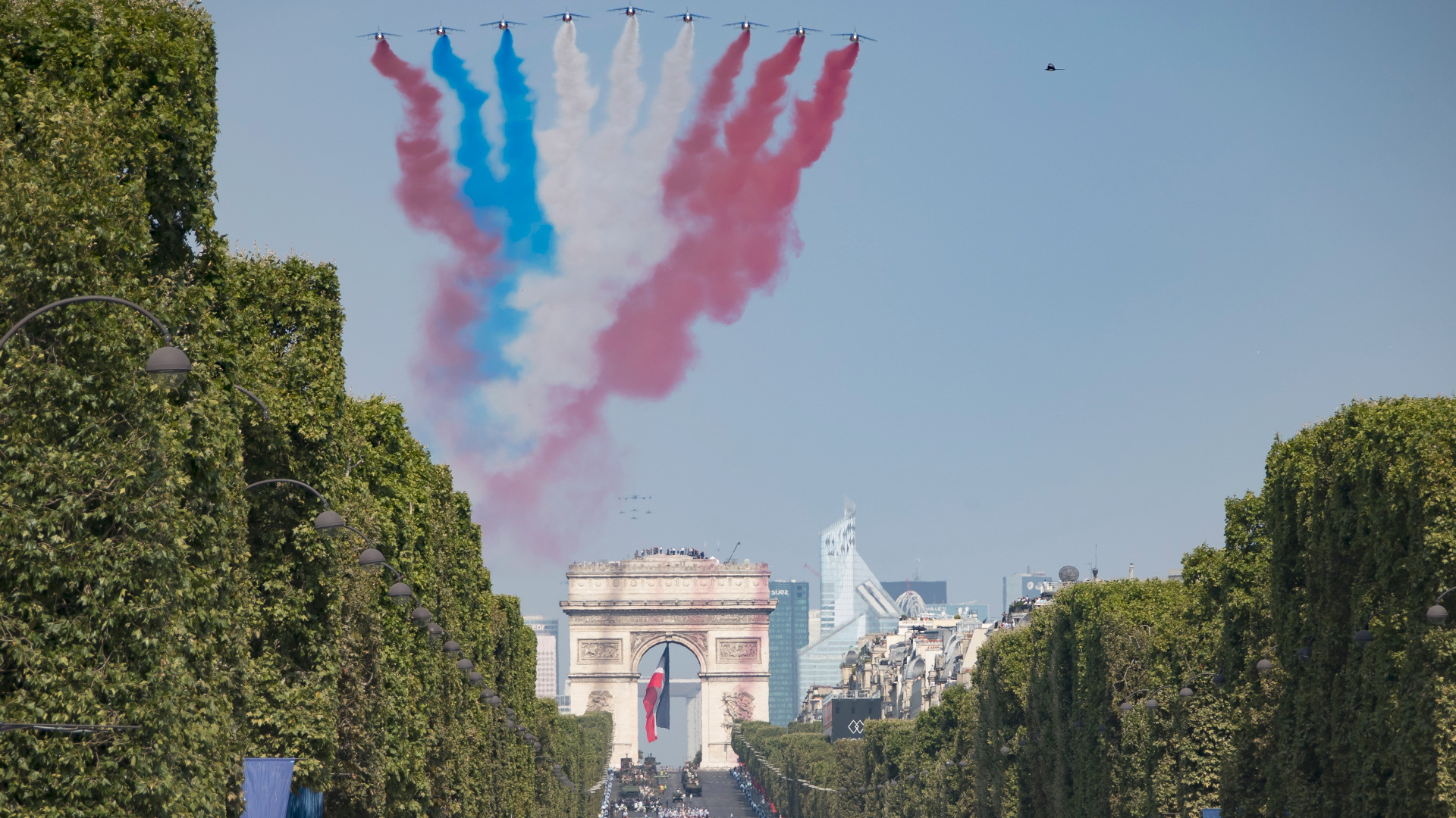 Франция отбеляза националния си празник с традиционния военен парад. В