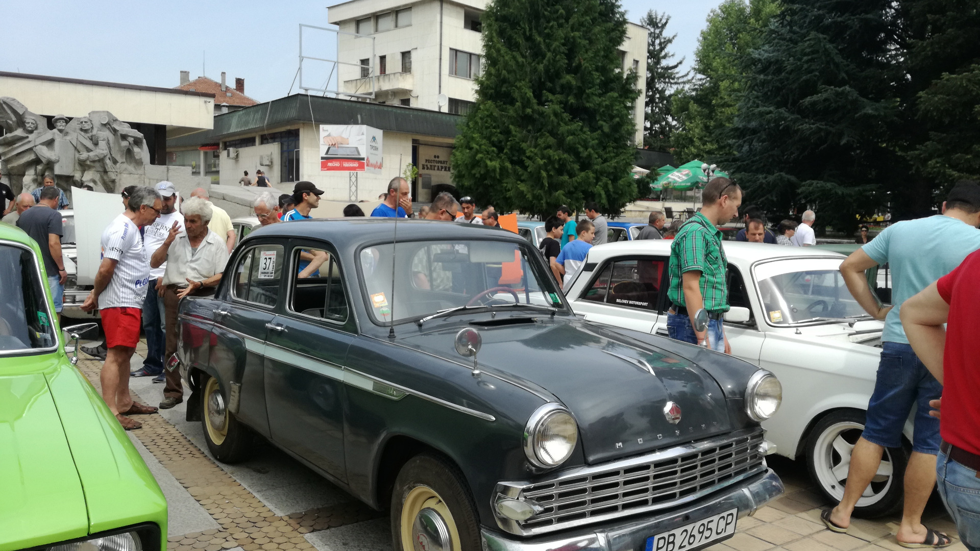 Близо 70 автомобили от съветската марка Москвич се включиха в