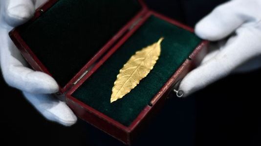 Златно лаврово листо от короната на Наполеон Бонапарт беше продадено