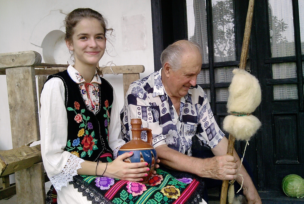 Петър Вълчев от Вълчек с любимата си внучка Ирена, Снимка: Ваня Минева