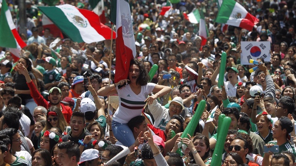 Стотици мексикански футболни запалянковци се събраха и ликуваха пред посолството