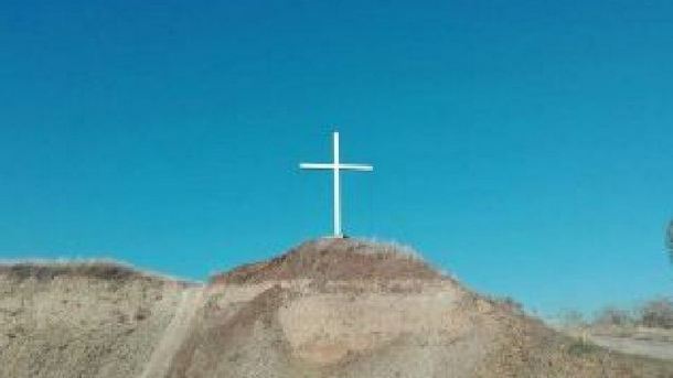 12 метров кръст е издигнат над едно от най големите села в