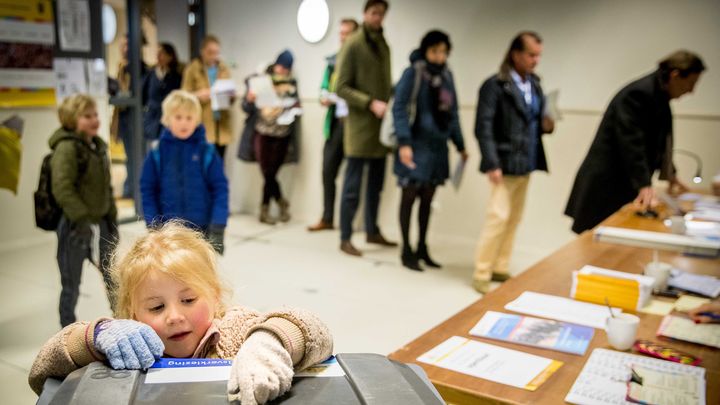 Холандските избиратели изглежда са отхвърлили с малка разлика нов закон,