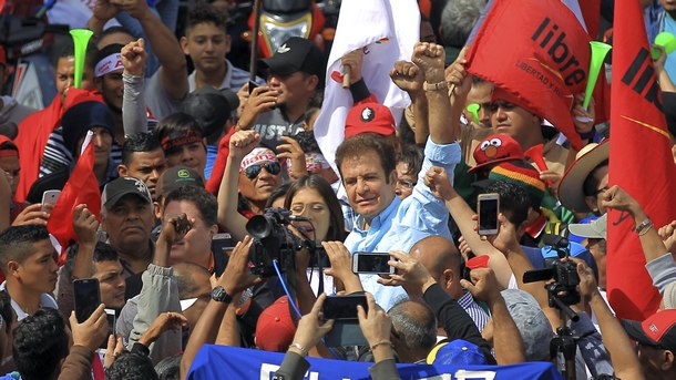 Опозицията в Хондурас е внесла жалба за изборни измами. Тя