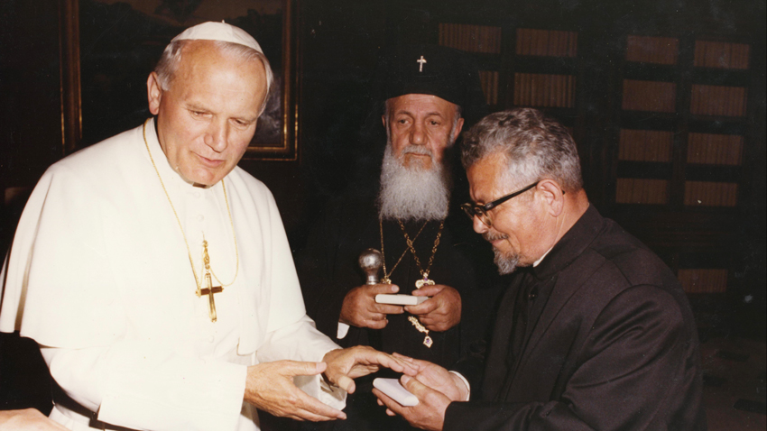 Отец Ангел Столинчев (вдясно на снимката) с папа Йоан Павел ІІ.             Снимка: личен архив на отец Ангел Столинчев