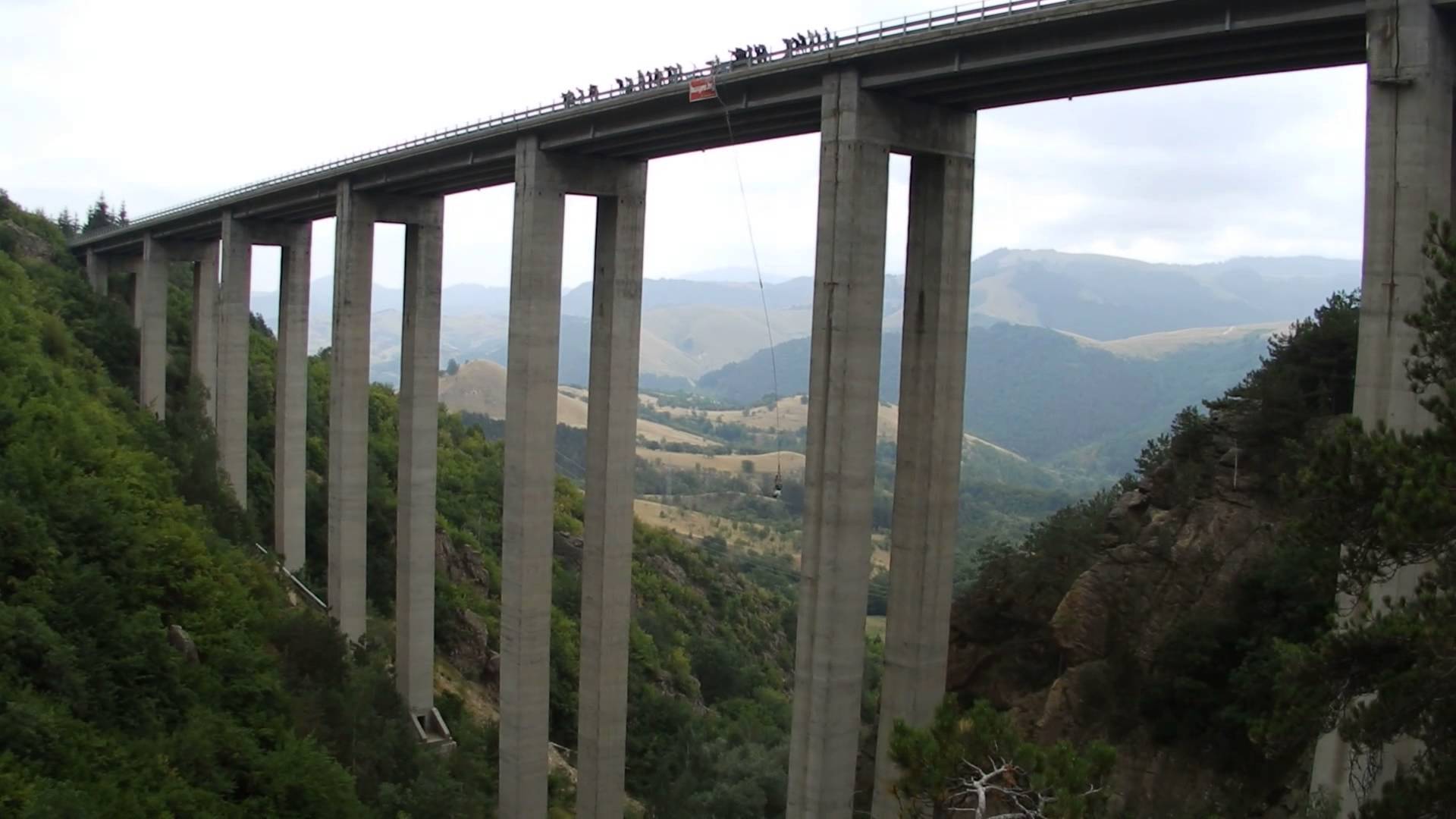 Полицията разследва смъртта на мъж намерен под 90 метров мост на
