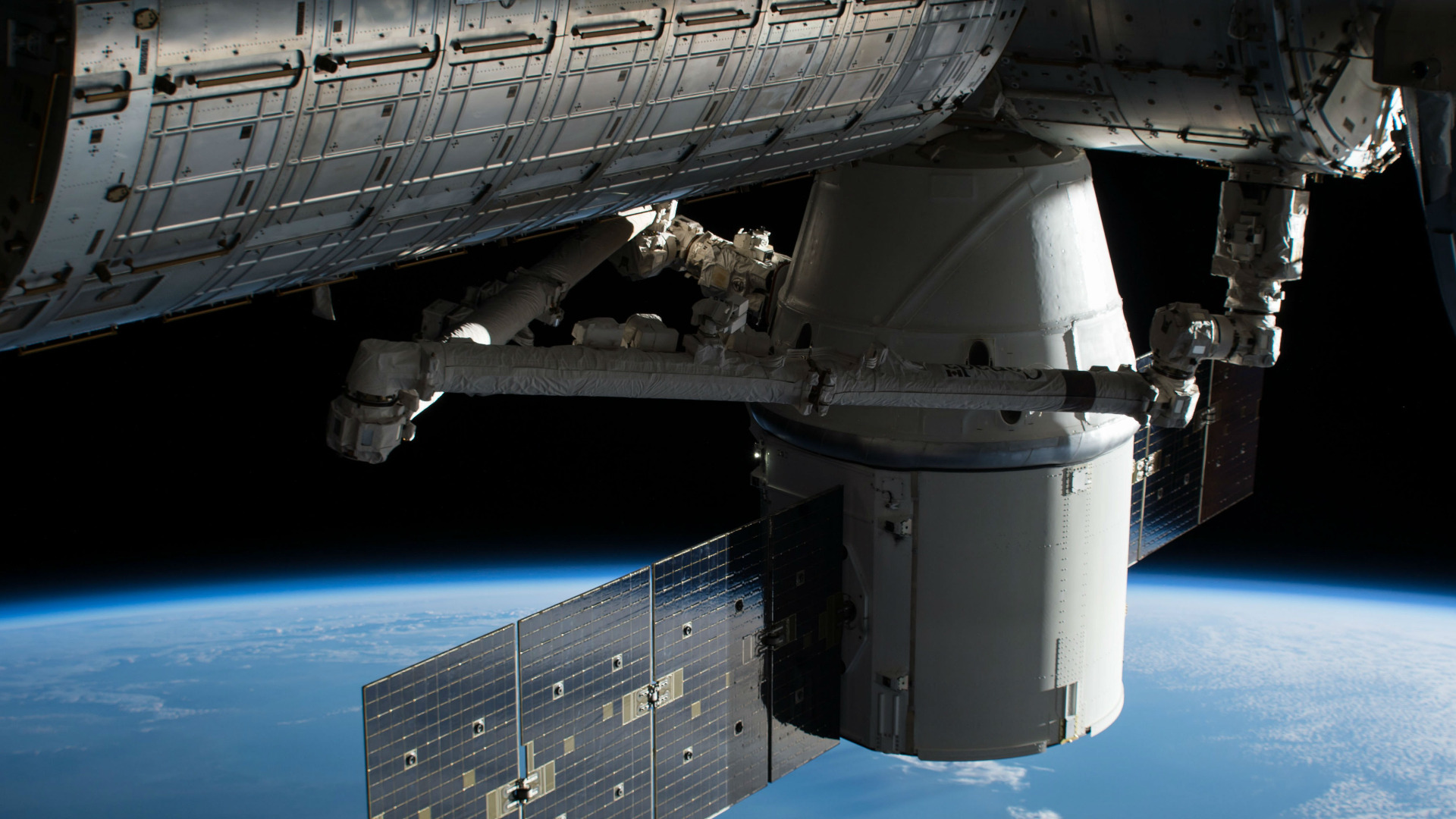 Товарният космически кораб Дракон на американската компания Спейс Екс Space