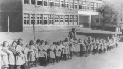 През 1946 г. вече има лятна забавачница в училището, снимка: http://oupetarparchevich.hit.bg