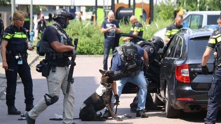 Холандската полиция съобщи че е простреляла сириец който нападнал полицаи