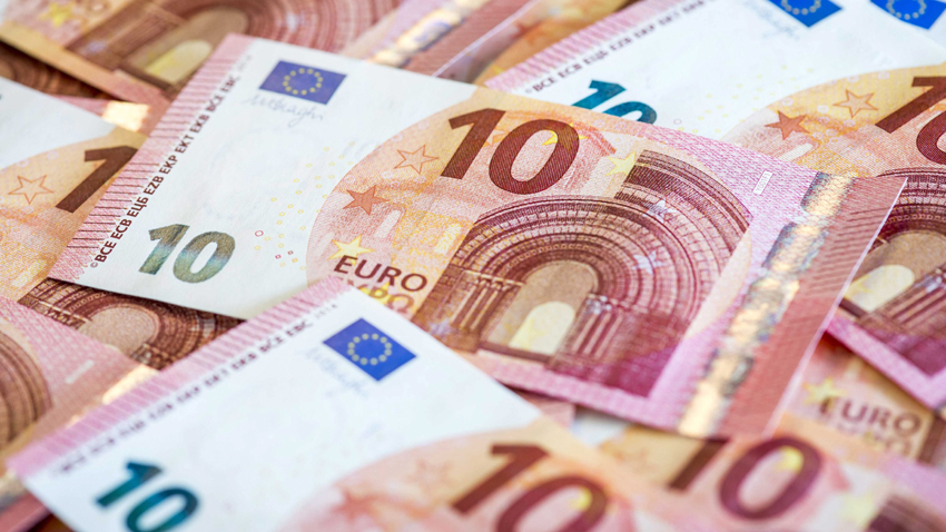 Еврото се намира под натиск от продажби, след като се