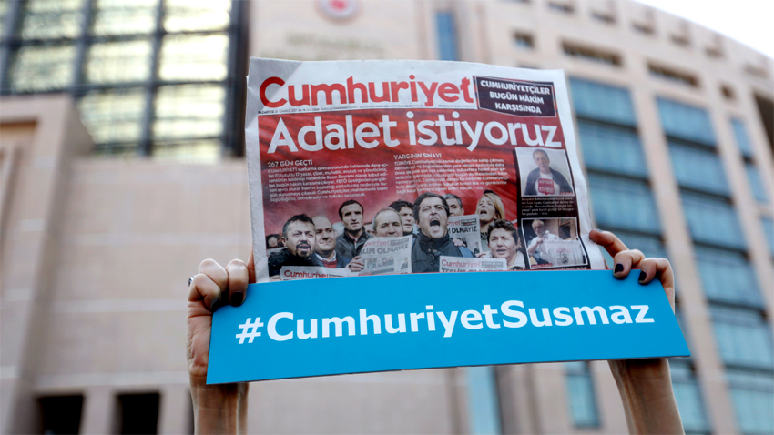 Турските журналисти Ахмед Шък и Мурат Сабунджу бяха освободени докато